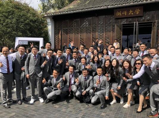 湖畔大學第四屆48名學員合影