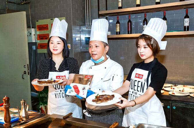 林英（左）參加美食團(tuán)組織的體驗(yàn)活動