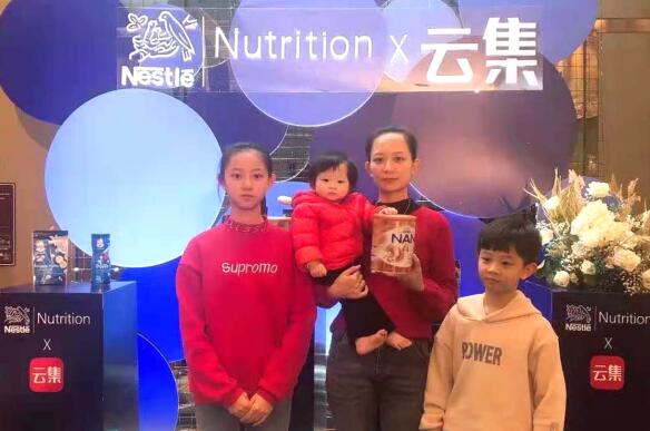 劉妙雙和孩子們參加云集的活動(dòng)